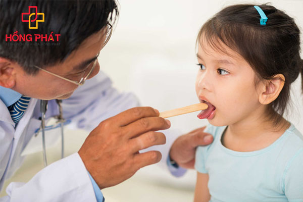 Trẻ bị viêm họng kéo dài nên đi khám bác sĩ chuyên khoa
