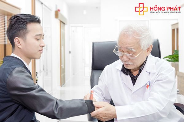 Giáo sư Trần Ngọc Ân chỉ công tác duy nhất tại Bệnh viện Đa khoa Hồng Phát và không đại hiện hình ảnh cho bất cứ nhãn hiệu thuốc hay thực phẩm chức năng nào