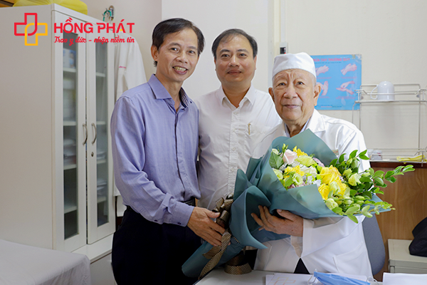 GS. TS. BS Lê Đức Hinh cùng Ban lãnh đạo Bệnh viện Đa khoa Hồng Phát