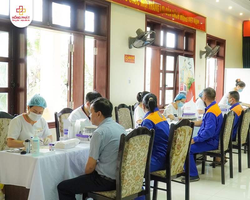 Đội ngũ nhân viên y tế Bệnh viện Đa khoa Hồng Phát thực hiện xét nghiệm cho hơn 500 nhân viên Tập đoàn Petrolimex Hà Nội