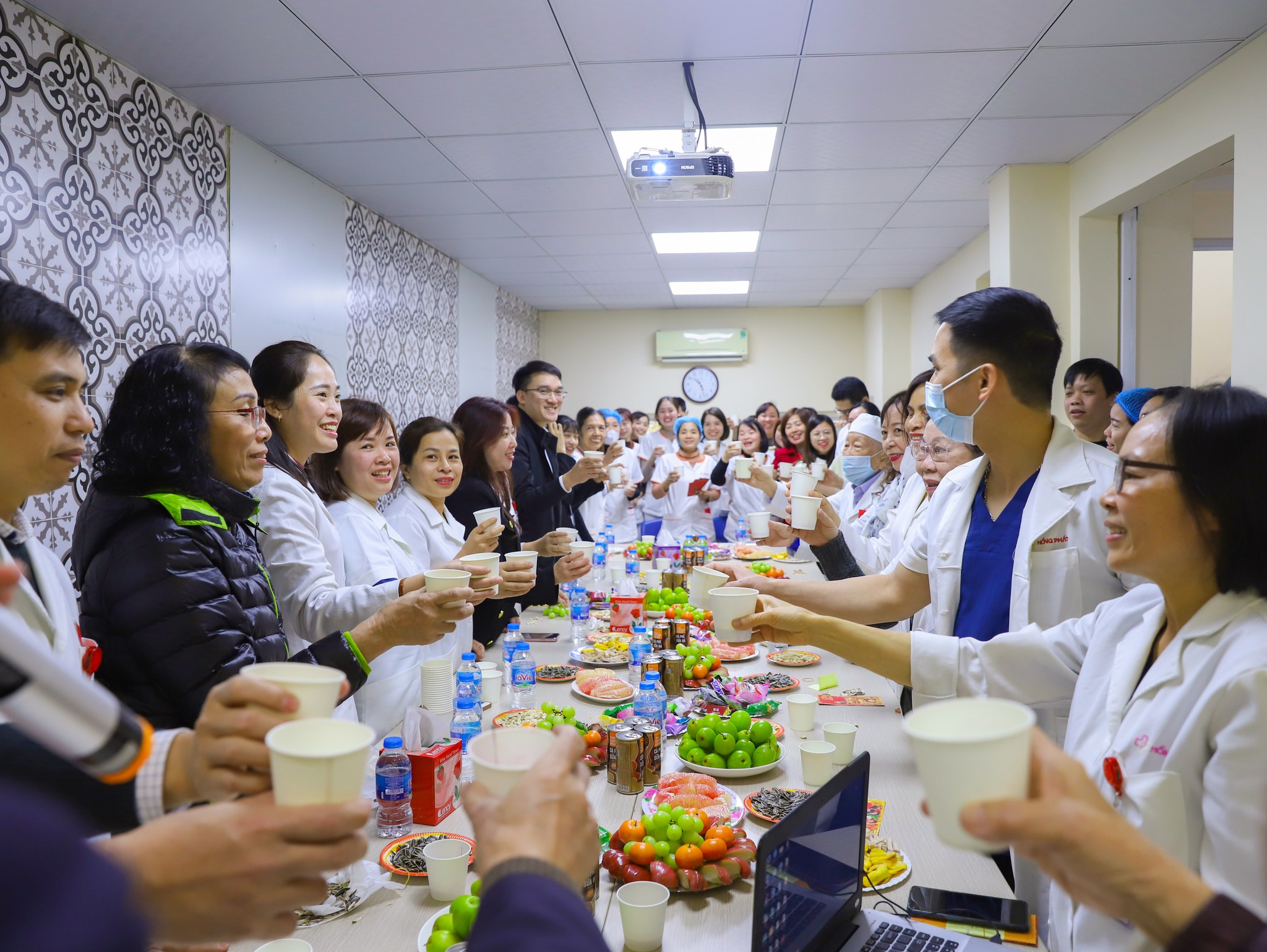Tập thể các y bác sĩ Bệnh viện Đa khoa Hồng Phát nâng ly chúc mừng năm mới 2023