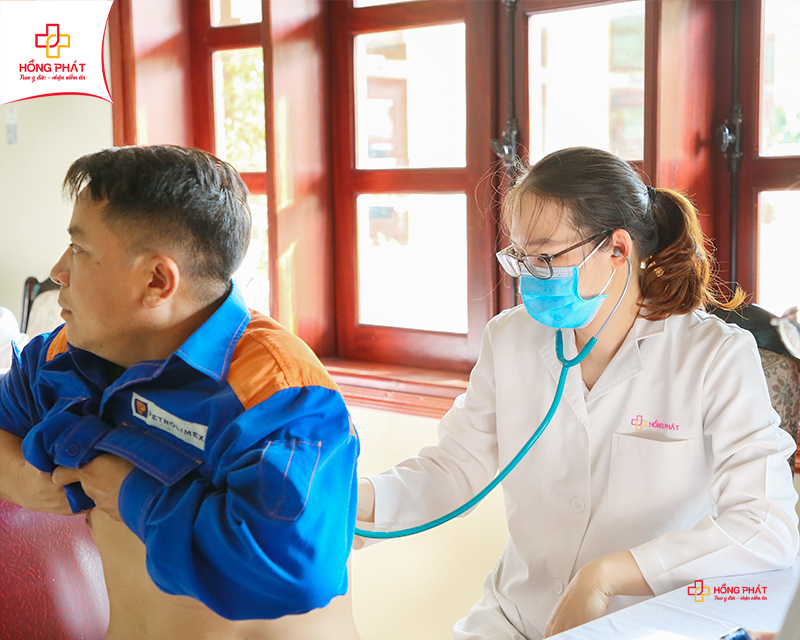 Nhân viên Petrolimex tích cực hợp tác với Bệnh viện Đa khoa Hồng Phát để buổi thăm khám diễn ra thuận lợi