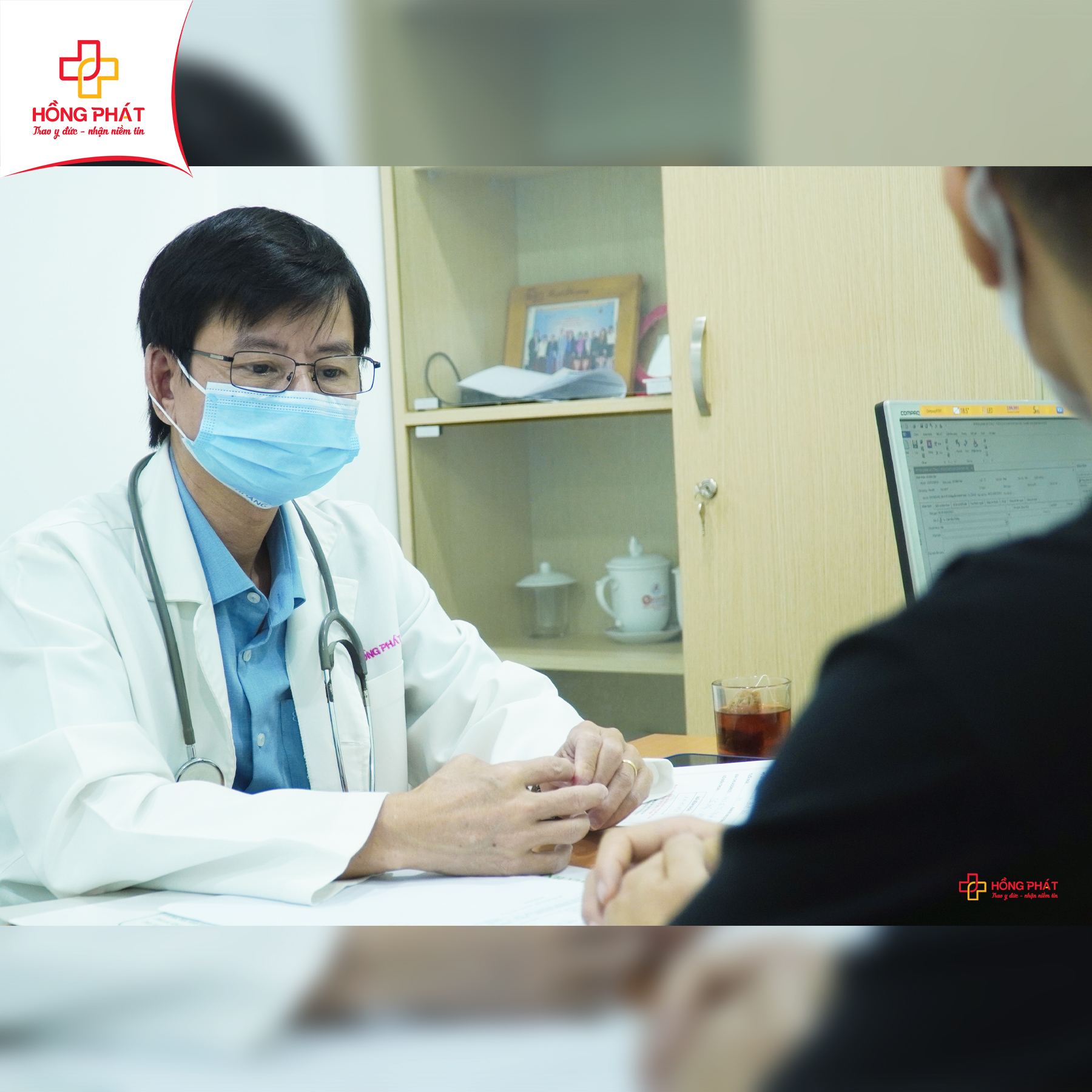 Tiến sĩ, Bác sĩ Trần Hữu Thông trao đổi với bệnh nhân